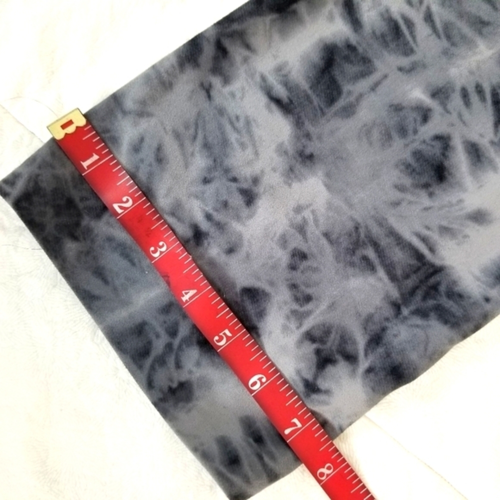 Under Armour tie dye gray and black cropped leggings boho artsy sporty fun S/P - Picture 6 of 8